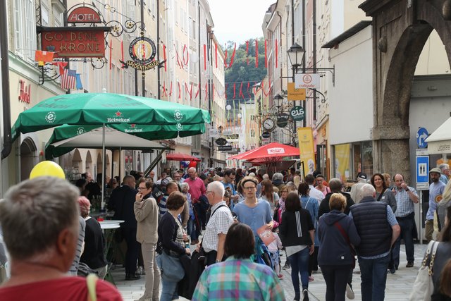 Das Linzergassenfest erfreut sich großer Beliebtheit bei der Bevölkerung, wie das Bild der vergangengen Feste zeigt.