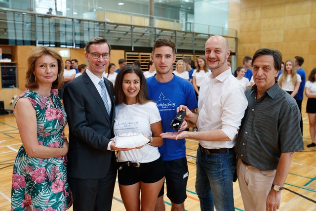 Krönchenübergabe: Patricia Stieder-Zebedin, Klaus Weikhard, Rookies Lisa und Matthias, Ingo Reinhardt und Wolfgang Nicoletti (v. l.) sind bereit für den Schlossbergball.
