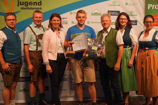 Christoph Fischer (Mitte) aus dem Bezirk Schärding holte sich den Sieg beim Landesentscheid Forst der Landjugend 2019.  | Foto: LJ OÖ