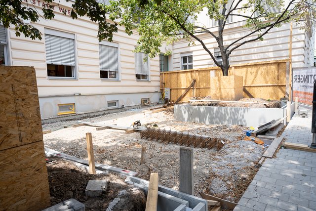 Im September soll der Schulvorplatz fertig sein.