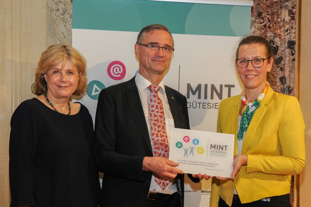 Bei der MINT-Gütesiegel-Verleihung, v. li.: Dr. Gabriele Zuna-Kratky (Direktorin des Technischen Museums Wien), Direktor Hofrat Klaus Mittendorfer, Bildungsministerin Iris Rauskala. | Foto: Markus PRANTL