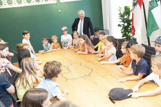 Spannender Ausflug: Die Kinder der Volksschule Traboch besuchten die Grazer Burg. Der Landeshauptmann führte durch die Räumlichkeiten und auch sein Büro und stand für die vielen Fragen der Kinder bereit.