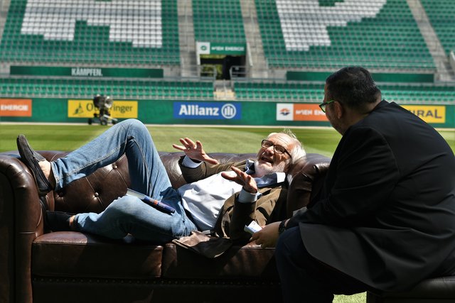 Ganz entspannt auf dem Traum-Sofa: Michael Schottenberg plauderte im Allianz-Stadion aus dem Nähkästchen. | Foto: Markus Spitzauer