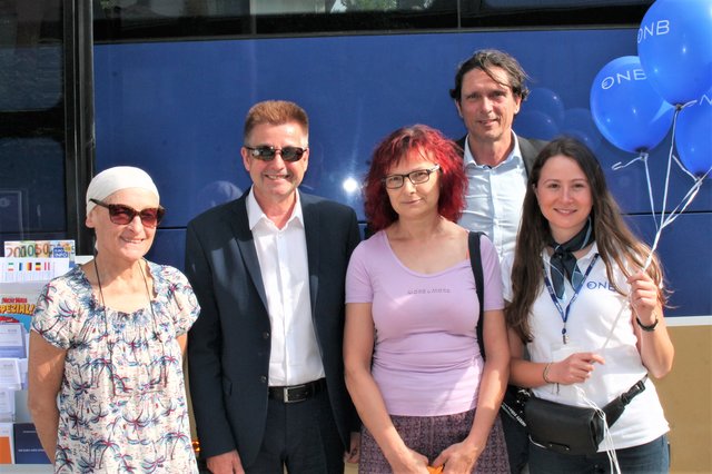 Bürgermeister Albert Ortig mit Gewinnerinnen Theresia Hangweier und Anneliese Wartha, OeNB-Mitarbeiter Elmar Mitterbuchner und Mitarbeiterin Kathi des Euro-Info-Tour Teams.