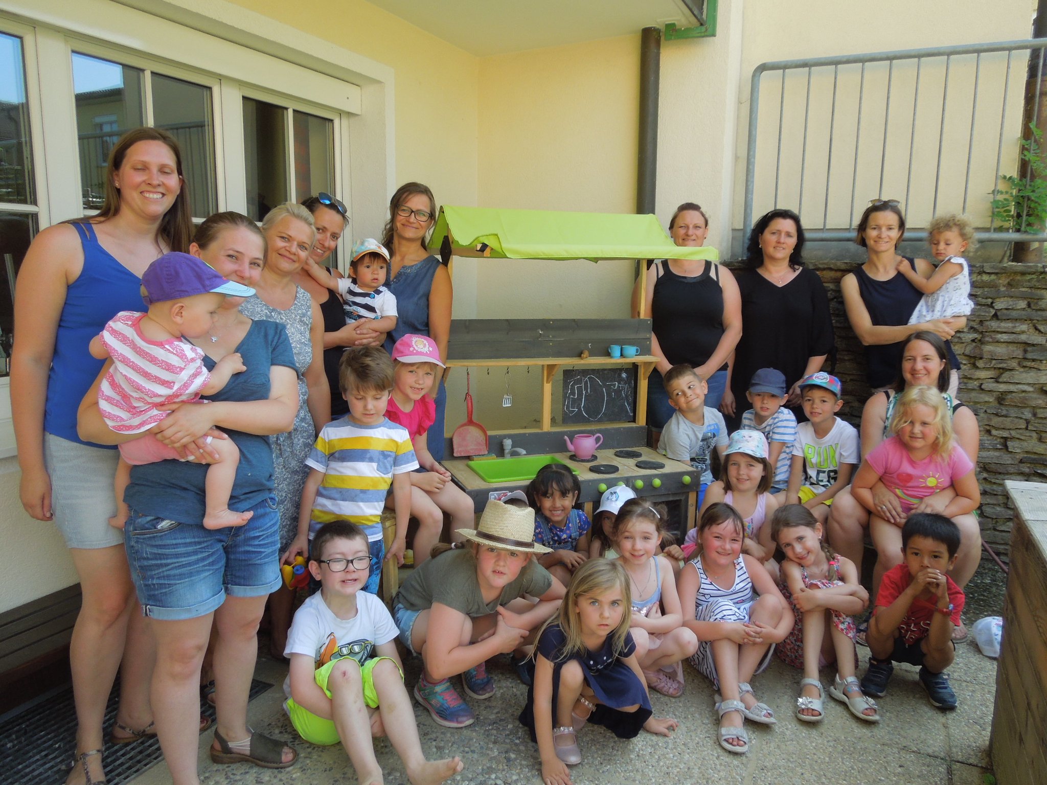 Kindergarten Enzenkirchen: Mütterrunde Enzenkirchen spendet Spielküche