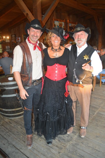 Sheriff Sascha und Marschall Fritz Wurglits flankierten Modeschöpferin Gabriele Kahr-Seper.