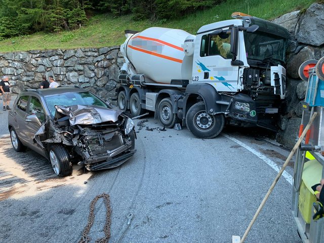 Der LKW hinterließ seine Spuren auf dem Weg talwärts und kollidierte mit diesem PKW.