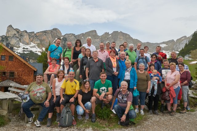 Foto:
1. Reihe: Franz Karlinger, Roswitha und Josef Schaden, Elisabeth und Andreas Holzmüller, Harald Musel
2. Reihe: Hermi Prinz, Maria Hödl, Martina Honeder, Christine Sillaber, Günther Prinz, Andrea Koppensteiner, Josef und Maria Koppensteiner, Johanna Dorn, Sabine Höllrigl mit Jakob Holzmüller, Hermann und Maria Tertsch, Karl und Inge Müller
3. Reihe: Alexander Tüchler, Josef Strohmayer, Gabi und Robert Reuberger, Erich und Renate Koppensteiner, Christian Wally, Monika Grünbeck, Andreas Honeder, Harald Zauner, Karl Koppensteiner, Alexander und Bianca Dorn, Christa Koppensteiner, Gerhard Grünbeck, Hermann Grünbeck