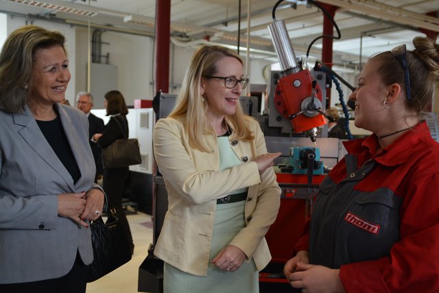 Schon beim Besuch von (Ex-)Ministerin Margarethe Schramböck (M.) war die Überführung der Thöni Akademie ins Regelschulwesen ein Thema