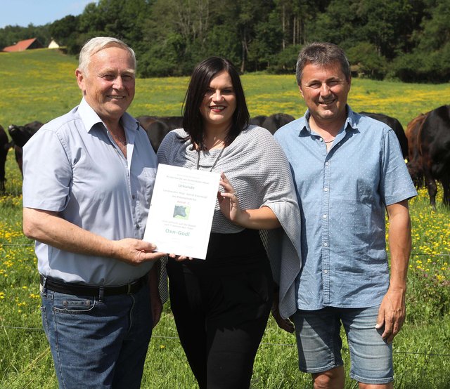 Die frischgebackene "Oxn-Godl" Astrid Eisenkopf erhielt die Ehrenurkunde von Werner Sinkovics (links) und Siegfried Sinkovits, Funktionären des Vereins "Rinderweide am Zickentaler Moor". | Foto: Landesmedienservice