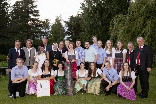 LH Günther Platter mit der GenussWerkstatt TirolWest und den Schülern, Lehrern und dem Direktor der TFBS Landeck
  | Foto: Tirol Werbung / Die Fotografen