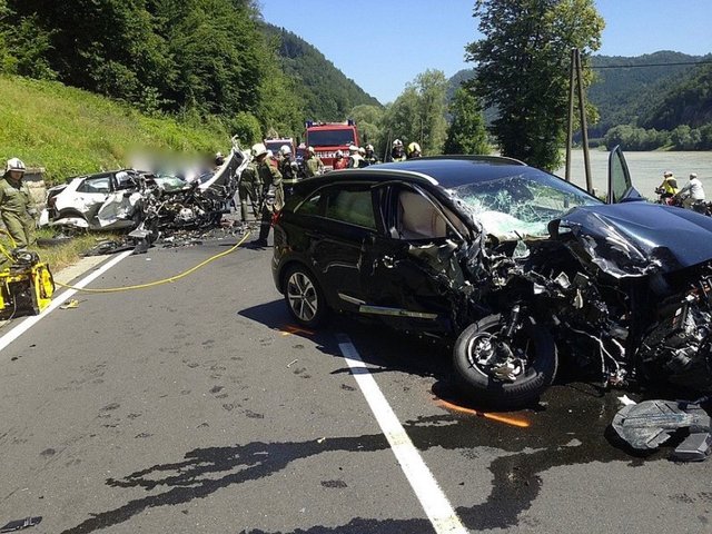 Schwerer Crash auf der B3 zwischen Grein und Saxen.