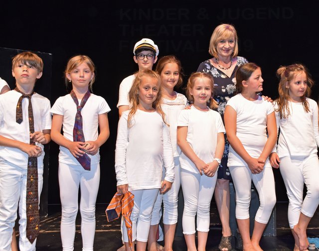 LRin Beate Palfrader eröffnete das Theaterfestival für Kinder und Jugendliche 2019. Mit Kindern der Gruppe Check in Wattens.