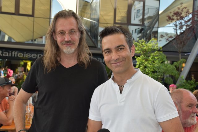 Marc Hess und Musikschul-Direktor Oliver Felipe-Armas genossen den (noch jungen) Abend