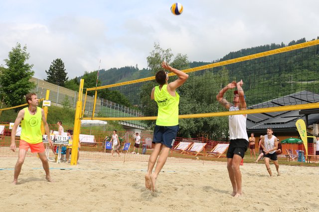 Die Zuschauer durften sich über Beachvolleyball vom Feinsten freuen.
