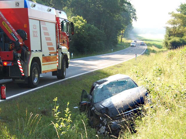 Ein PKW wurde in einen Graben geschleudert.