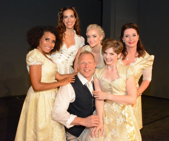 Michael Rosenberg wird von Kenia Bernal, Gabriela Benesch, Pia Strauss,  Nina Hartmann und Isabella Ošaben umschwärmt