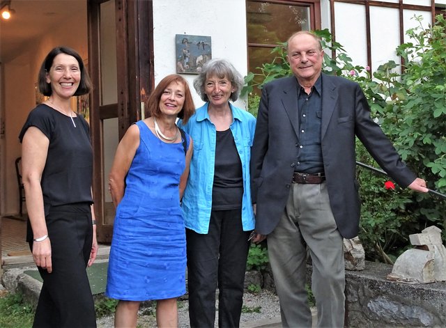 Laudatorin Maria Christine Holter, Sabine Müller-Funk, Hausherrin Charlotte Seidl und Christian Ludwig Attersee am Eingang zur Galerie im Gut Gasteil.  | Foto: RAXmedia