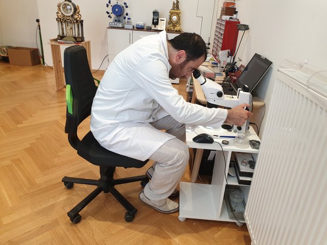 Levan Martiashvili ist Uhrmacher mit Herz und Seele. In seiner Werkstätte bietet er alles vom Service bis zur Reparatur.