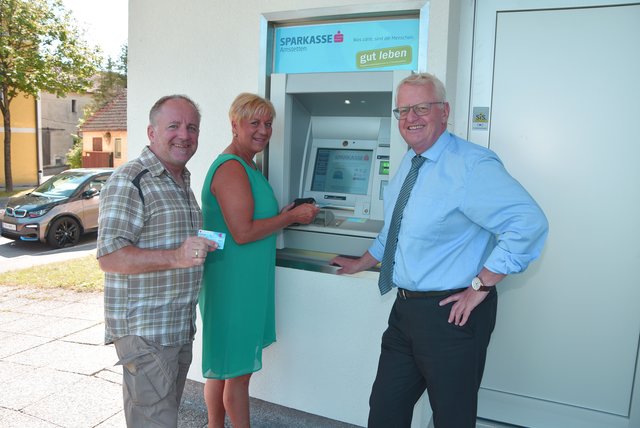 Ortsvorsteher Bernhard Wagner, Bürgermeisterin Ursula Puchebner und Sparkasse-Direktor Reinhard Weilguny | Foto: Stadtgemeinde