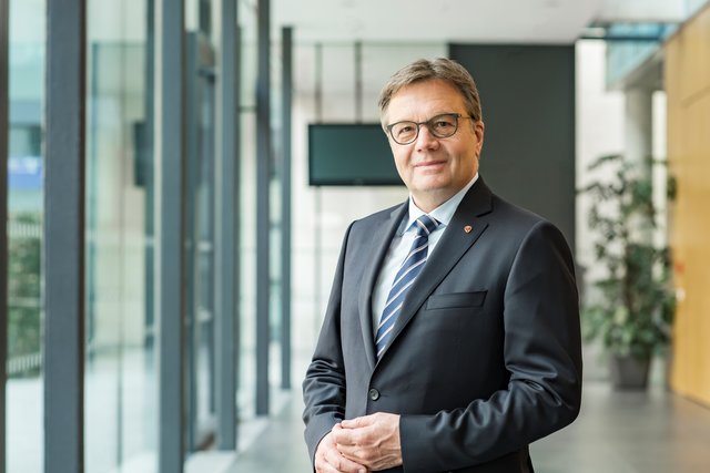 LH Platter: "Ich freue mich schon darauf, mich mit den Siegerinnen und Siegern des diesjährigen JunginnovatorInnen Preises über ihre Projekte auszutauschen."