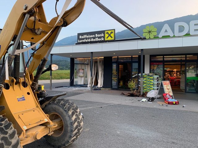 Die Täter zerstörten mit dem Auto die Glasfront und nahmen den Bankomaten mit