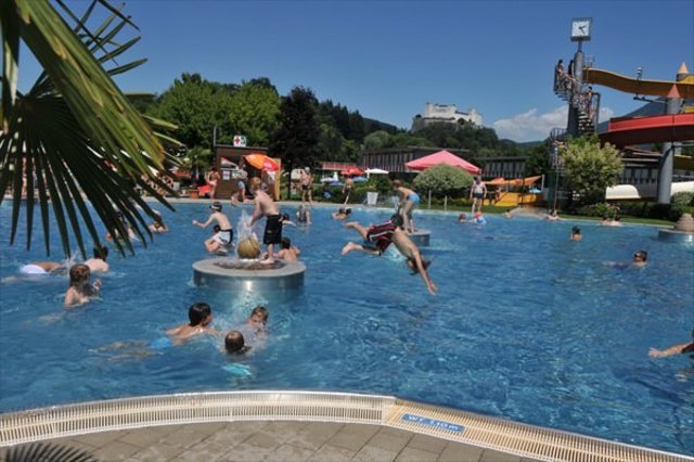 Auch das Leopoldskroner Freibad ist während der Hitzewelle bis 21 Uhr geöffnet. (Foto: Stadt Salzburg)