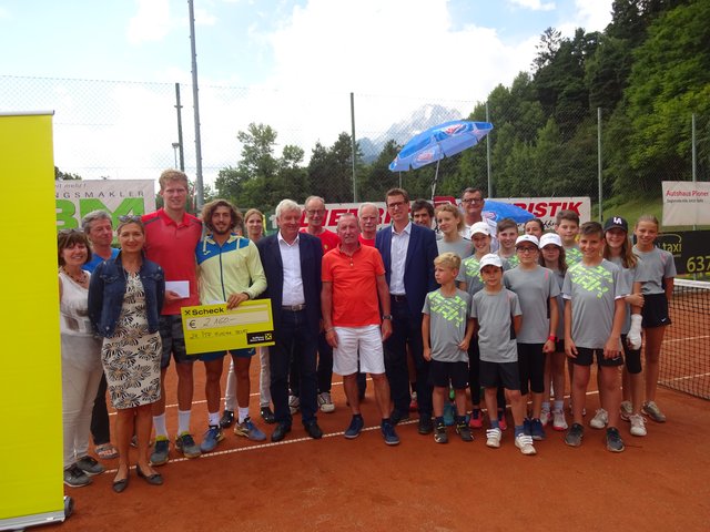 Siegerehrung 2018: Finalist Matthis Haim (AUT), Sieger Mario Vilella Martinez (ESP) mit Sieger-scheck, TTV Präsident Dr. Walter Seidenbusch, Bgm. Christian Härting, Sponsoren, Vorstandsmit-glieder, Platzwarte, Schiris und Ballkinder