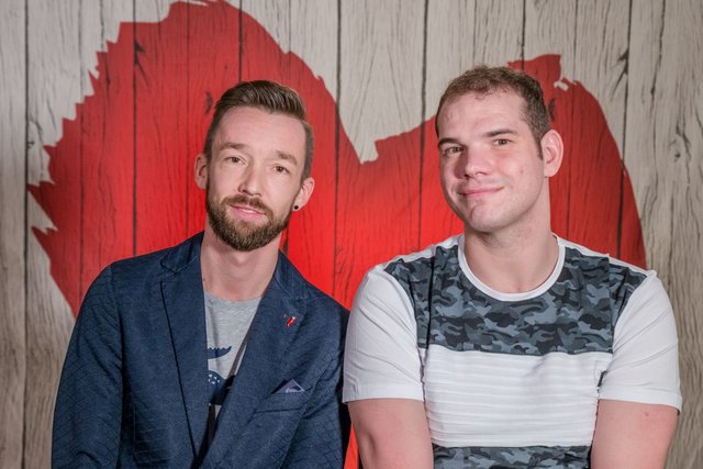 Kellner Andreas (36) aus Kirchbichl versucht's bei „First Dates Austria“ mit dem Lustenauer Tobias (31) – am Mittwoch, den 3. Juli um 20.15 Uhr bei ATV. | Foto: Salamonski