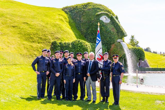 PolizistInnen, die im Bezirk Landeck ihren Dienst verrichten mit BH Stv. Mag Siegmund Geiger, Fähnrich der LPD Tirol und  BPKdt. Obstlt Werner Hauser (v.l.). | Foto: LPD Tirol