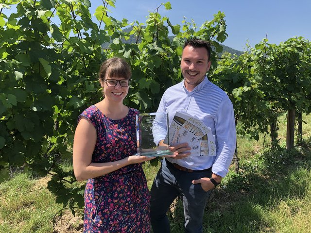 SCHERZ Werbeagentur gewinnt mit Domäne Wachau. (v.l.n.r. Denise Thiery (Marketingleitung Domäne Wachau), Dominik Scherz (Gründer &amp; CEO SCHERZ Werbeagentur) | Foto: SCHERZ Werbeagentur