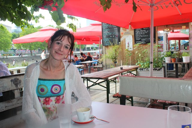 Michaela Studeny ist Figurenbildnerin und Schauspielerin.