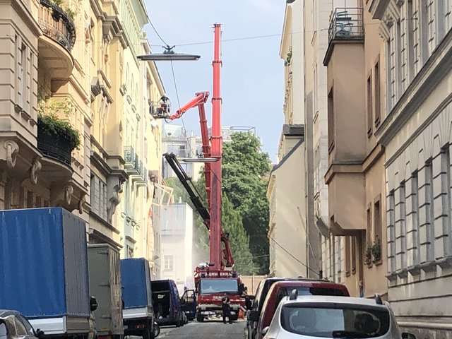 Die Berufsfeuerwehr ist auch 24 Stunden nach der Explosion noch in der Preßgasse im Einsatz. | Foto: Barbara Schuster
