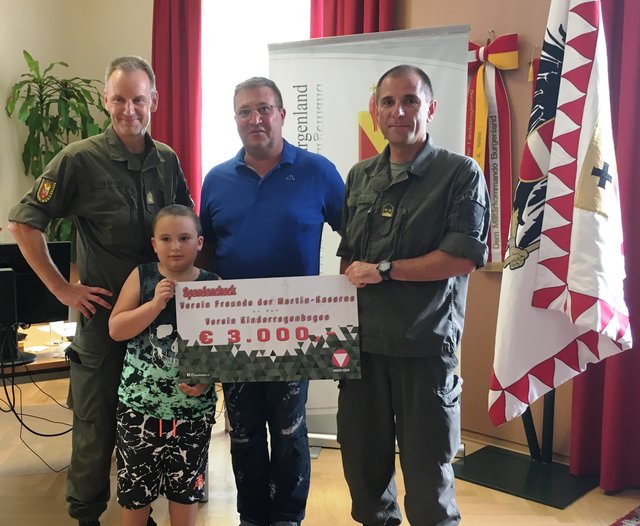 Militärkommandant Gernot Gasser und Obmann des Vereines „Freunde der Martin-Kaserne“, Martin Jaidl übergaben den Scheck an den Obmann des Vereins Kinderregenbogen, Rene Fasching, der mit dem Kleinen Bastian gekommen ist. | Foto: MilKdo Bgld.