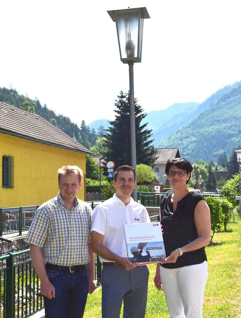 Straßenbeleuchtungs-Check in Gaming: Ronald Kahri von der EVN (M.) mit Vizebürgermeister Andreas Fallmann und Ortschefin Renate Gruber.