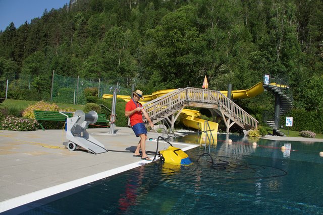 Der Putzroboter wird an Land gezogen