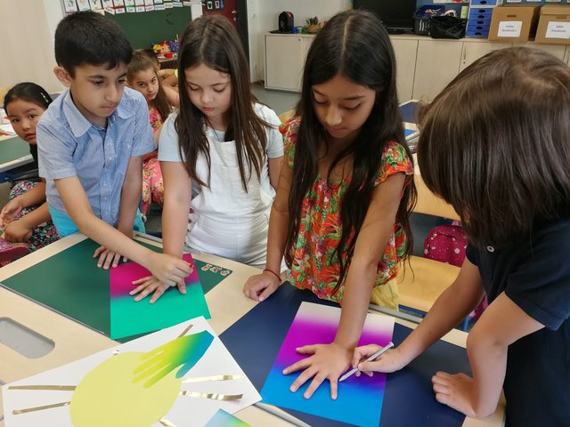 Die Sonnenschule: Der neue Name wurde von den Kindern der Lortzinggasse in ihre Sprachen übersetzt und in Entwürfe für das Schullogo gegossen. | Foto: Lortzinggasse