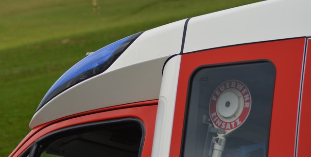 Die Feuerwehren Auffach, Oberau, Niederau und Wörgl bekämpften den Brand mit insgesamt 65 Einsatzkräften und 15 Fahrzeugen, so die Polizei. | Foto: Symbolbild: Noggler