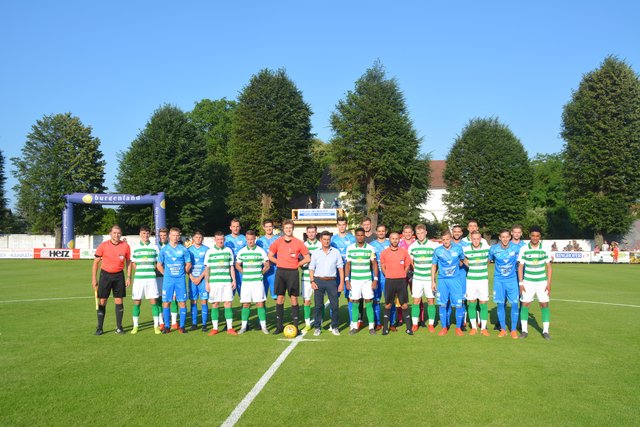Der SC Pinkafeld und Celtic CF beim gemeinsamen Foto mit den Referees und LR Christian Illedits