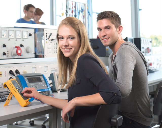 Mehr als 2.000 Jugendliche absolvieren derzeit ein technisches FH-Studium in Wels. Beim Infoabend am 1. Juli, von 18 bis 20 Uhr, können sich alle Interessierten über die Studiengänge und auch über die Firmenstipendien informieren.
