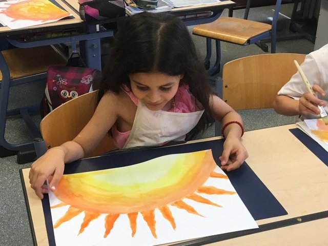Die Sonnenschule: Der neue Name wurde von den Kindern der Lortzinggasse in ihre Sprachen übersetzt und in Entwürfe für das Schullogo gegossen. | Foto: Lortzinggasse