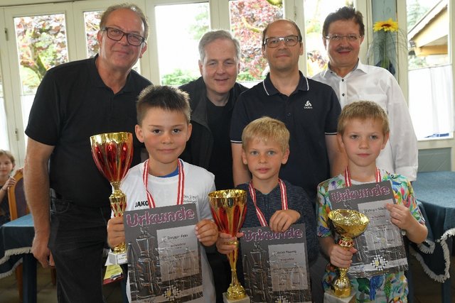 Eduard Raber (Erste Reihe, Mitte) verlor keine einzige Partie und sicherte sich den Staatsmeistertitel in der Klasse U-8 bei den Burschen. | Foto: Jugendschach.at