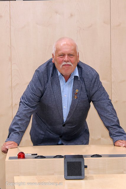 "Buffi" strahlt für die Pressefotografen