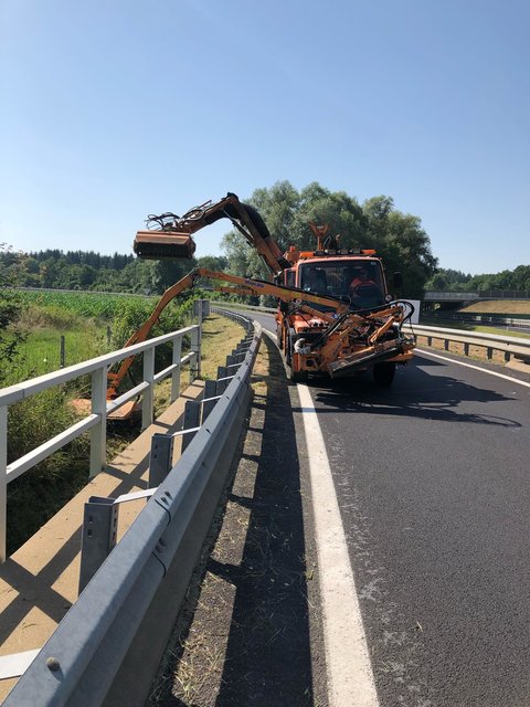 Die Mäh- und Ausbesserungsarbeiten sind in Mooskirchen voll im Gange. | Foto: Asfinag