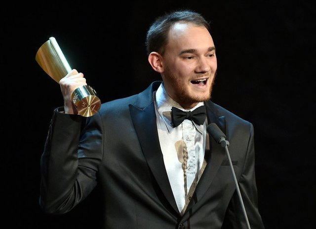 Felix Hafner ist stolzer Besitzer des Nestroy-Preises. Für seine Inszenierung von „Der Menschenfeind“ wurde er ausgezeichnet. | Foto: Hannah Schwaiger