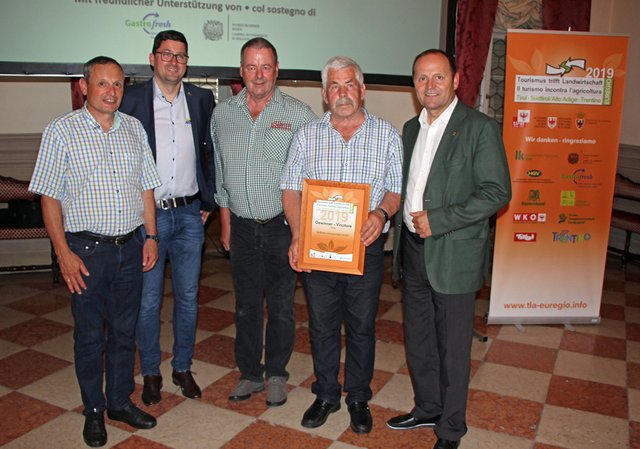 LHStv Josef Geisler (re.) gratuliert dem Serfauser Bgm Paul Greiter, Gastro-Koordinator Christof Schalber von der Seilbahn Komperdell, Almmeister Richard Althaler und Ortsbauernobmann Lorenz Purtscher (von li.) zum Sieg beim Euregio-Wettbewerb „Tourismus trifft Landwirtschaft“.  | Foto: © Landespresseamt Südtirol