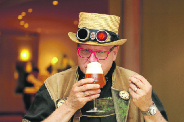 Bierpapst Conrad Seidl lobt das neue Bier. | Foto: muraubiennal/Neumayr