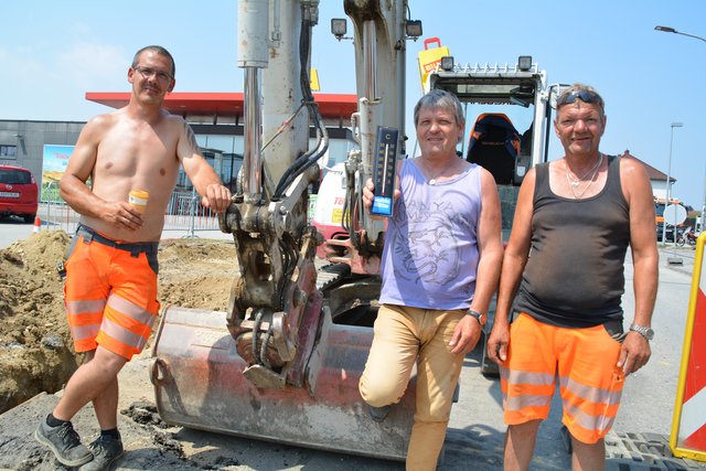 Thomas Torr, Josef Träxler und Gerhard Moser hackeln bei 36 Grad auf der Straße.