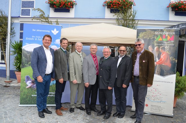 Von links: Johannes Neuhofer, Bürgermeister Alois Reithmayr (Kaltenberg), Ex-MVA-Obmann Johann Gradl, Bürgermeister Josef Langthaler (St. Leonhard), Bürgermeister Franz Xaver Hölzl (Weitersfelden), Bürgermeister Johannes Hinterreither-Kern (Unterweißenbach) und Josef Kinast.