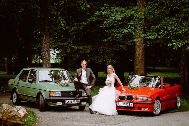 Das frisch vermählte Hochzeitspaar Carina und Michael Rupp nennt Oldtimer als große gemeinsame Leidenschaft.  | Foto: Foto Freisinger